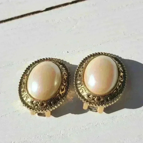 Vintage Victorian Design Earrings Gold Tone Pearl Cabochon Padded Clip - Picture 5 of 6
